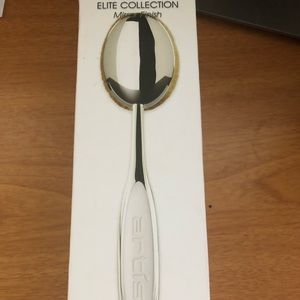 Artis Oval 8 foundation brush